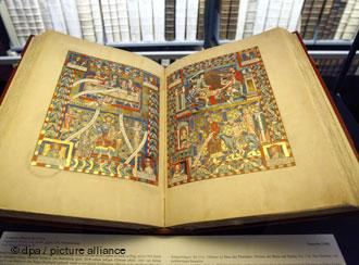 كتب تاريخية تضم مخطوطات تصل قيمتها الى مليارات