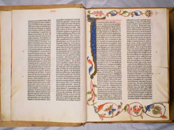 كتب تاريخية تضم مخطوطات تصل قيمتها الى مليارات