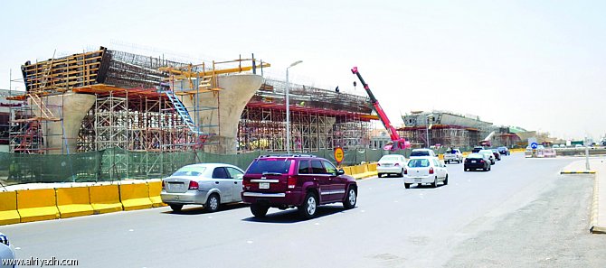 مشروعات العاصمة الضخمة تقلق الجهة المنفذة والمواطن.. زحام مروري يخنق السكان والعمل يسير ببطء