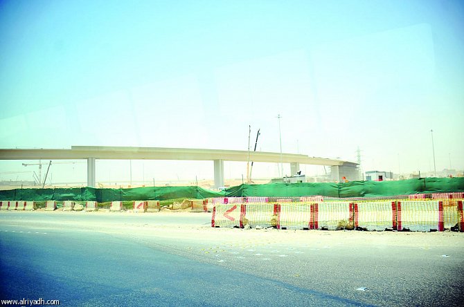مشروعات العاصمة الضخمة تقلق الجهة المنفذة والمواطن.. زحام مروري يخنق السكان والعمل يسير ببطء