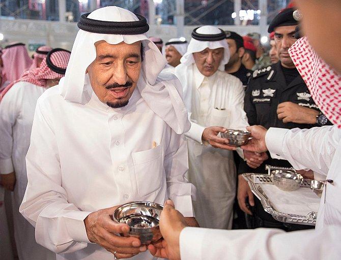 خادم الحرمين يوجه بتسخير كافة الإمكانات لاستكمال مشروعات تطوير البيت الحرام