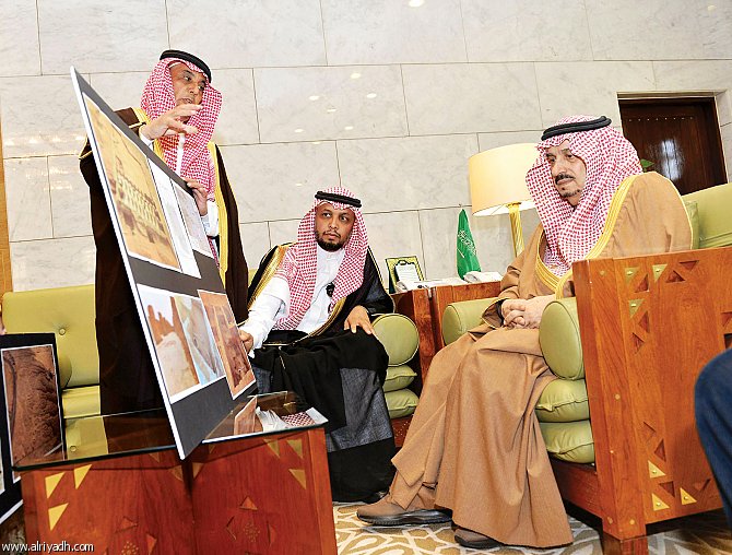 الأمير فيصل بن بندر يطلع على نتائج الأعمال البحثية لفريق بعثة الآثار بالخرج أمير الرياض يدشن مشروع التوقيع الإلكتروني للمعاملات ويشيد بدعم وزارة الداخلية لإمارات المناطق