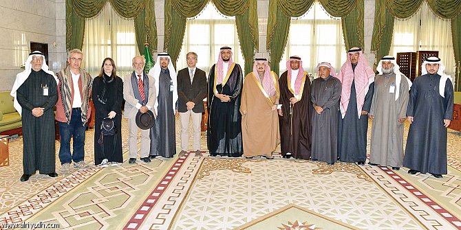 .. ويتوسط فريق البعثة السعودية الفرنسية لاستكشاف الاثار أمير الرياض يدشن مشروع التوقيع الإلكتروني للمعاملات ويشيد بدعم وزارة الداخلية لإمارات المناطق