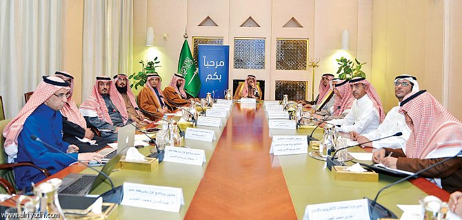 .. ويجتمع بفريق عمل برنامج «ريادة» أمير الرياض يدشن مشروع التوقيع الإلكتروني للمعاملات ويشيد بدعم وزارة الداخلية لإمارات المناطق